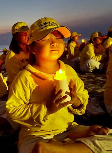 图:印尼学员在海滩上举行烛光悼念活动,悼念在中国被中共迫害致死的法轮功学员