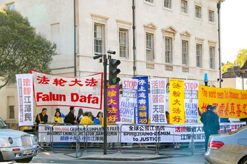 图1-3:二零一五年十月二十日,法轮功学员在中共领导人习近平当天访英活动经过的白金汉宫前的林荫路(The Mall)上和英国议会大厦前打出的中英文横幅非常醒目,上面写着:“法轮大法好”、“世界需要真善忍”、“法办江泽民”、“制止迫害法轮功”、“活摘法轮功学员器官天理难容”和“起诉迫害元凶江泽民”。
