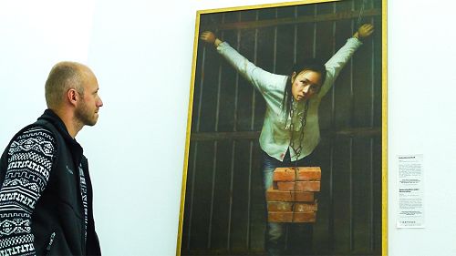 图1:法轮功学员在遭受酷刑折磨时,脸上的坚定深情深深打动了约翰。