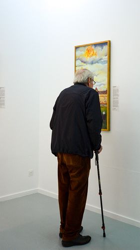 图6:参观者认真阅读作品简介。