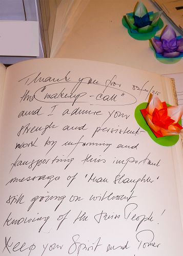 图7:参观者留言感谢艺术家们坚持不懈的努力让人了解正在中国发生的残酷迫害。