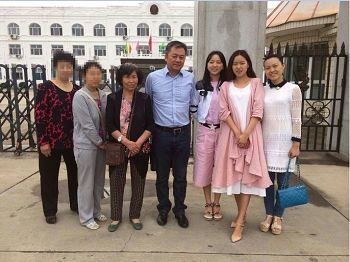 王光琦律师(男)和李桂月家属在看守所