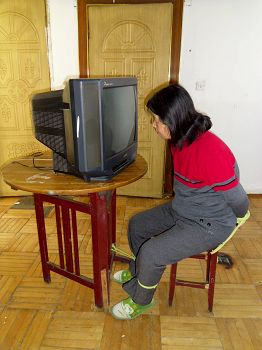 里玉书演示所遭酷刑:捆绑近距离看诬蔑法轮功的视频