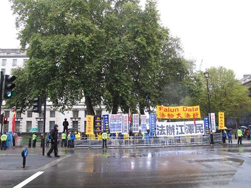 图1:二零一五年十月二十一日,法轮功学员在中共领导人习近平当天与英国首相卡梅隆会面的唐宁街10号大门外打出中英文横幅,上面写着:“法轮大法好”、“真善忍”、“制止迫害法轮功”、“活摘法轮功学员器官天理难容”和“法办江泽民”。