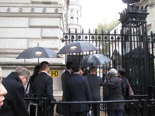 图3-4:二零一五年十月二十一日,中共领导人习近平访英随行人员出入唐宁街10号。