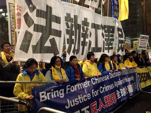 图1:二零一五年十月二十一日晚,法轮功学员在伦敦金融城(City of London)里的伦敦市政厅(Guild Hall)旁打出真相横幅