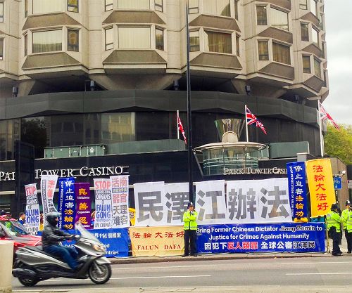 图1:二零一五年十月二十二日,法轮功学员在伦敦市中心繁华地带骑士桥(Knightbridge)的街头,在文华东方酒店(MandarinOrientalHydePark)对面打出的真相横幅