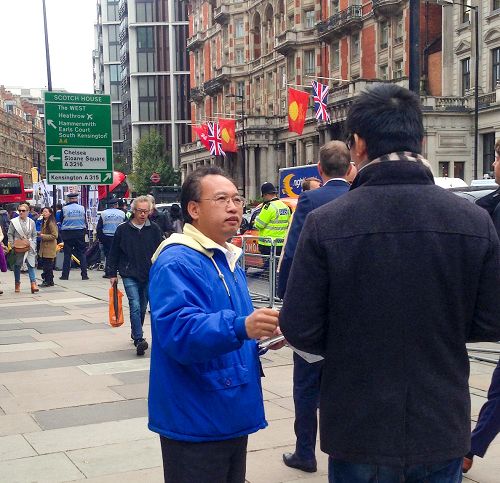 图10:二零一五年十月二十二日下午,法轮功学员王先生在向有缘遇到的华人讲真相劝三退