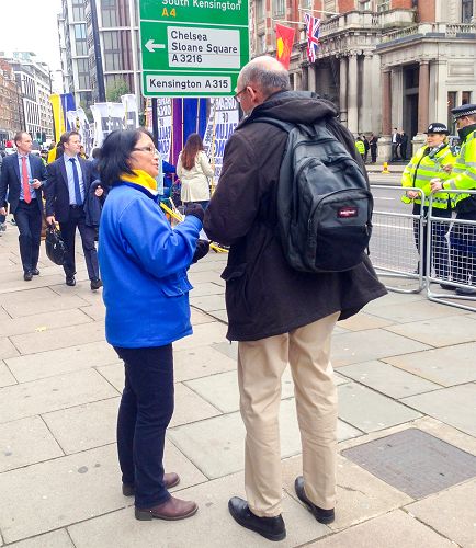 图5:二零一五年十月二十二日,在伦敦市中心繁华地带骑士桥(Knightbridge)地区的街头,民众听法轮功学员讲真相