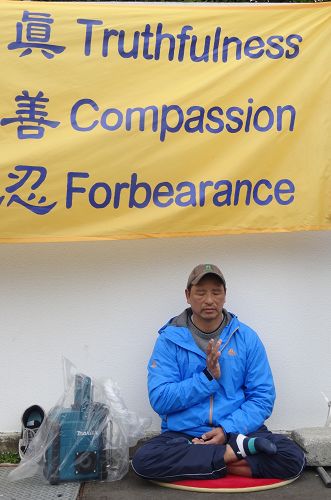 图:奥克兰法轮功学员于先生多年来坚持在中领馆前抗议中共迫害