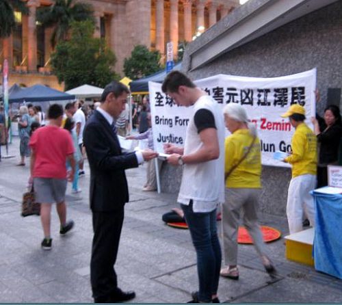 图1-3:布里斯本的民众签名支持法轮功反迫害