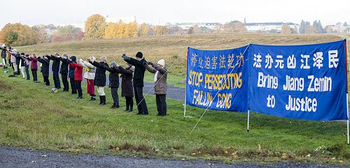 图1:瑞典学员在中使馆前和平抗议,呼吁法办元凶江泽民。
