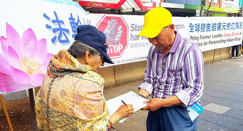 图5:印度长者拉吉女士(Shashi Raj)签名支持制止中共活摘法轮功学员器官和声援中国民众控告迫害法轮功的元凶江泽民。