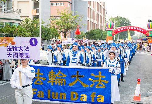图1:法轮功学员组成的天国乐团,引领彩妆游行队伍,庄严祥和、吸引很多人潮观看