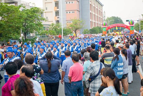 图2:为了净化人心,主办单位特别邀请法轮大法天国乐团引领彩妆游行队伍,同时在舞台上演奏,主办单位表示对净化人心很有帮助