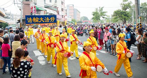 图6:活泼亲切的腰鼓队,带来喜气,民众倍感亲切