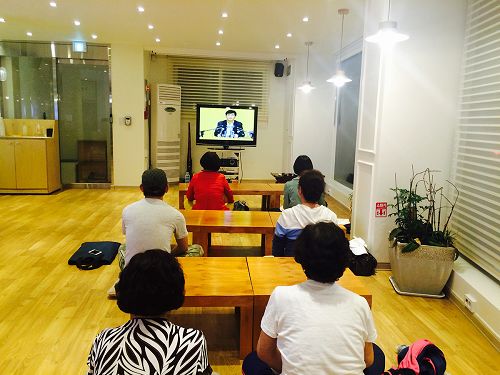 图1:韩国首尔天梯书店举办首届汉语九天班。学员正在认真看讲法录像