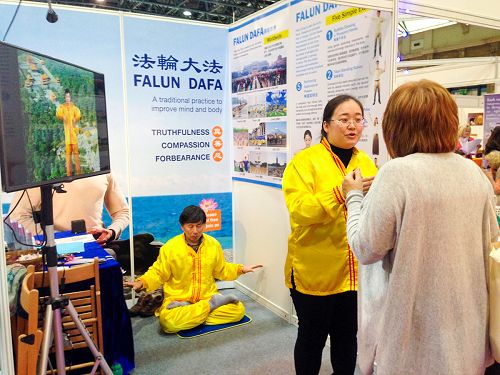 图1-3:二零一五年十月二十三日至二十五日,法轮功学员伦敦身心健康节介绍法轮功、展示真善忍的美好