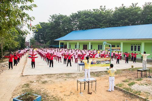 图1-2:约两百位大专生在操场学炼法轮功五套功法