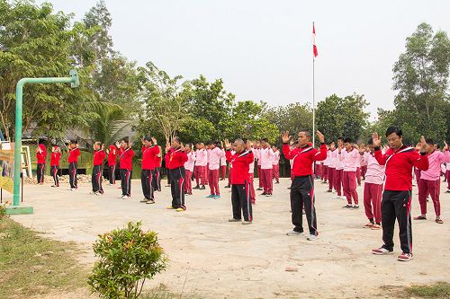 图3-4:大专校老师们、校务处员工们都跟学生们集体学炼法轮功五套功法