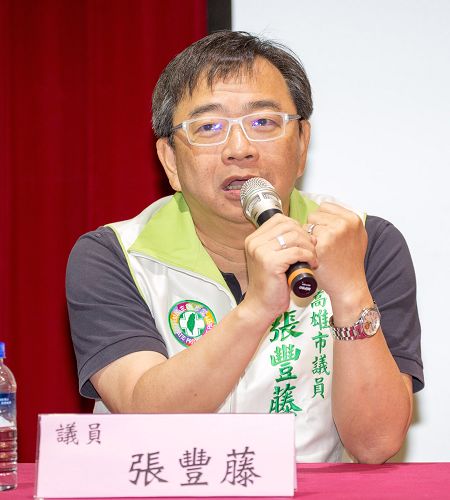高雄市议员张丰藤表示,我们应汇聚更大力量,对迫害宗教人士的恶人江泽民予以谴责,将他送上法庭审判。