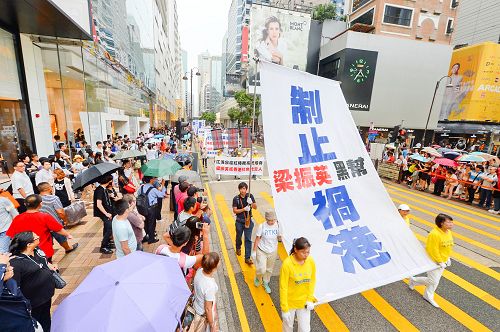 图:看到中共黑手伸入香港,日籍旅客担心香港前途。