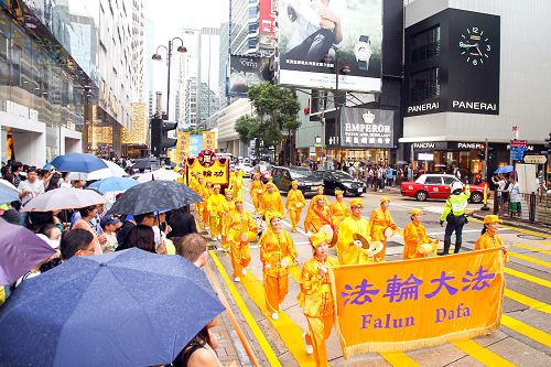 图:法轮功学员的游行队伍平和理性获好评。