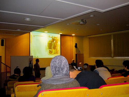 图:法轮功学员在芬兰的阿波罗中学(APOLLON YHTEISKOULU)校园内会议室,给该校师生讲述法轮功的真相