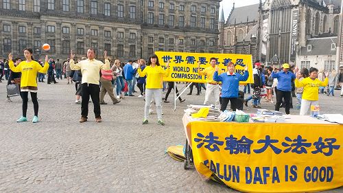 图:法轮功学员再次来到荷兰达姆广场上,图为集体炼功