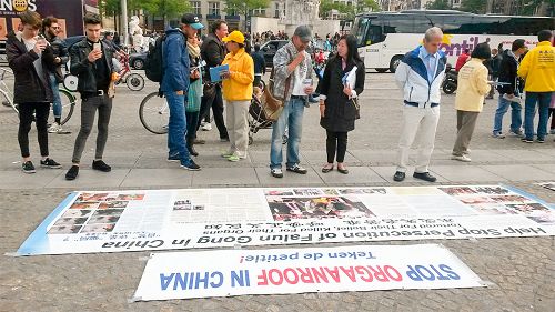 图:荷兰法轮功学员面对面和民众讲真相,鼓励民众参与到十八万多名海内外人士的诉江大潮中,自己签名向中国两高举报江泽民的罪行