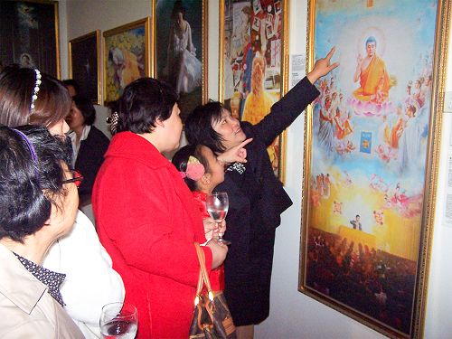 图5-6:人们络绎不绝的前来观看画展