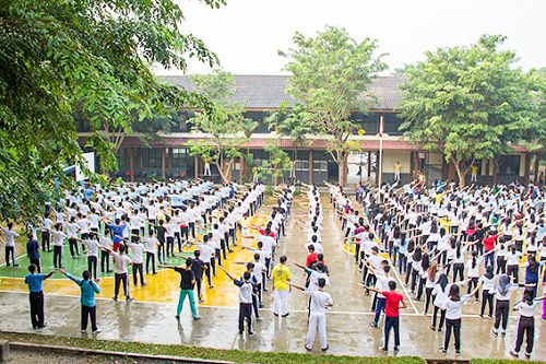 图1-3:巴丹岛“和谐”中学与“和谐”专科约四百位师生集体晨炼法轮功的五套功法