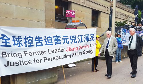 埃德蒙水稻中心的两位长者签名支持后表示:我们知道你们的情况,你们做得好,我们长期支持你们反迫害。我们一直在英文大纪元上关注你们的消息。希望你们成功!