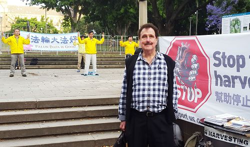 澳洲人罗伯特(Bates Robert)先生赞赏法轮功学员做得好