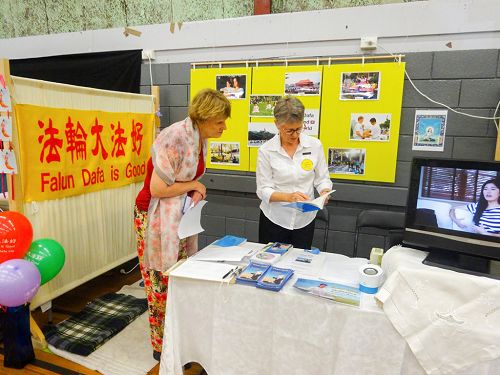 图1-4:当天,前来法轮功展位了解真相和要注册参加教功班的民众络绎不绝。