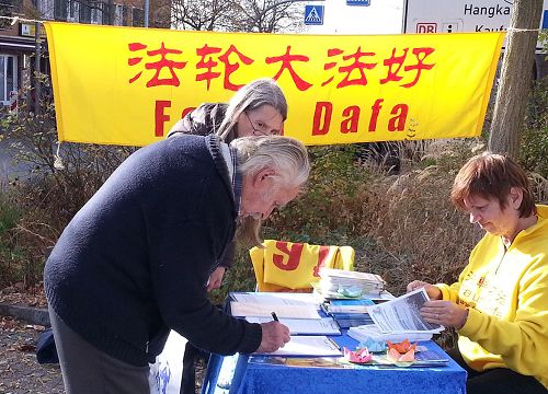 图:路人签名支持法轮功反迫害
