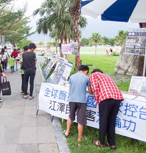 图2:民众驻足了解法轮功真相