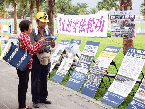 图4-6:民众纷纷签名举报恶首江泽民