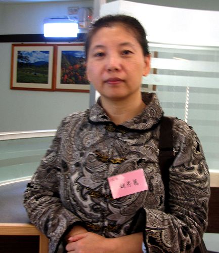 图333:赵秀丽的幼儿体质孱弱多病,自从她读法给幼儿听并教他炼功后,儿子身体健康开朗,先生也因而走進修炼。