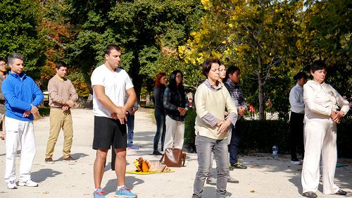 图1-2:每个周日,人们都可以看到法轮功学员在这里集体炼功、传播真相