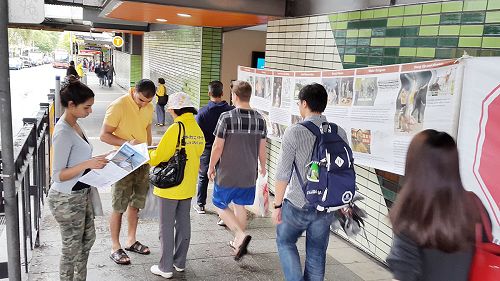 图1:尼法轮功学员在博霍德(Burwood)市中心的主街上传播法轮功真相。