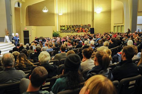 图1:大卫·乔高向观众介绍影片时表示,该片的一个目的就是揭露罪恶,制止罪恶。