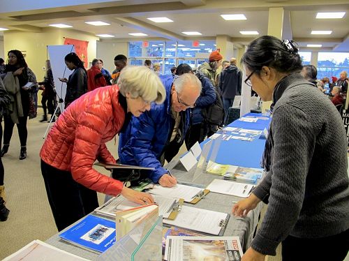 图2:观众在诉江请愿书上签名