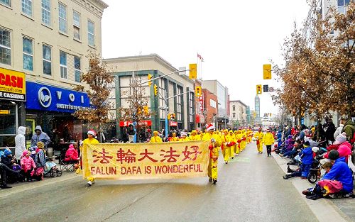 图3:二零一五年十一月二十一日,多伦多腰鼓队参加基奇纳(Kitchener)圣诞大游行。