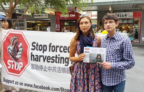 图3:卡西女士(Cassie Hubrich)和男友乔尔(Joel Pearson)声援法轮功制止迫害。