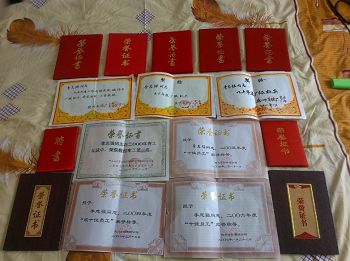 图5:李志强在单位上所获得的荣誉证书