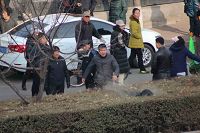 图3:崔会芳亲友被便衣抬扔到绿化带里的过程。