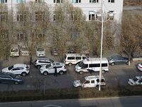 图5:11月20日崔会芳案在佳木斯市前进区非法庭审时,法院周围布控的车辆。