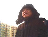 图7:法院门前的便衣