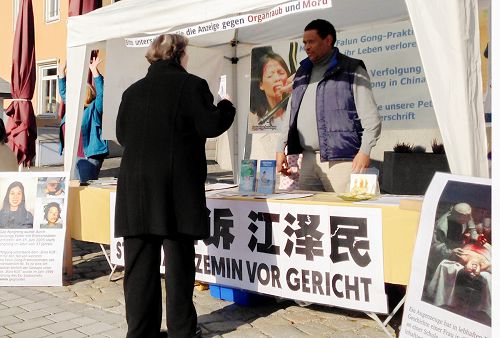 图1:德国东拜恩州(Ostbayern)法轮功学员在斯万多夫(Schwandorf)市中心马克特广场(Markt Platz)设立真相点,揭露迫害,并征集举报迫害法轮功元凶江泽民的签名。